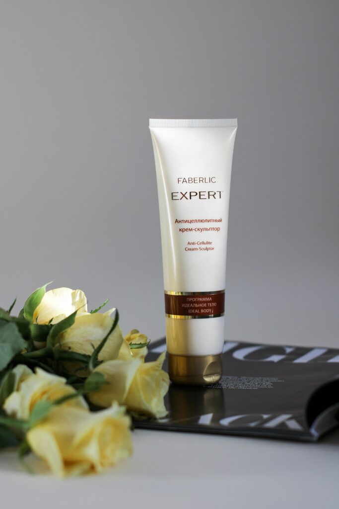 Anti-cellulite cream tube with yellow roses, conveying freshness and elegance.